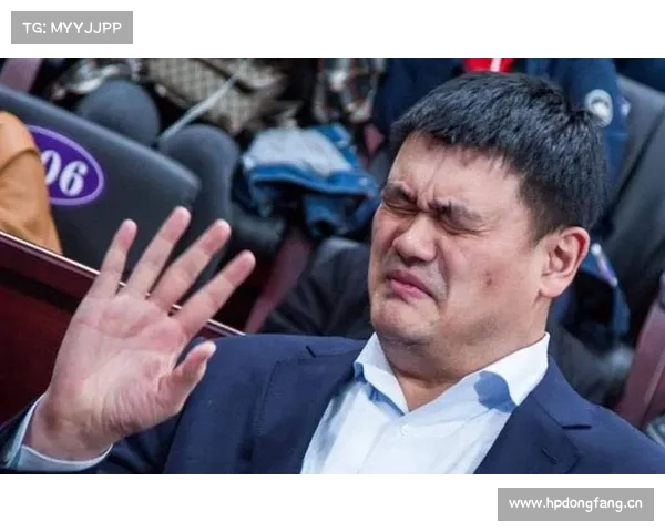 中国男篮红队82-80险胜菲律宾 场边的姚明从紧张到微笑 中国男篮红队82-80险胜菲律宾 场边的姚明从紧张到微笑